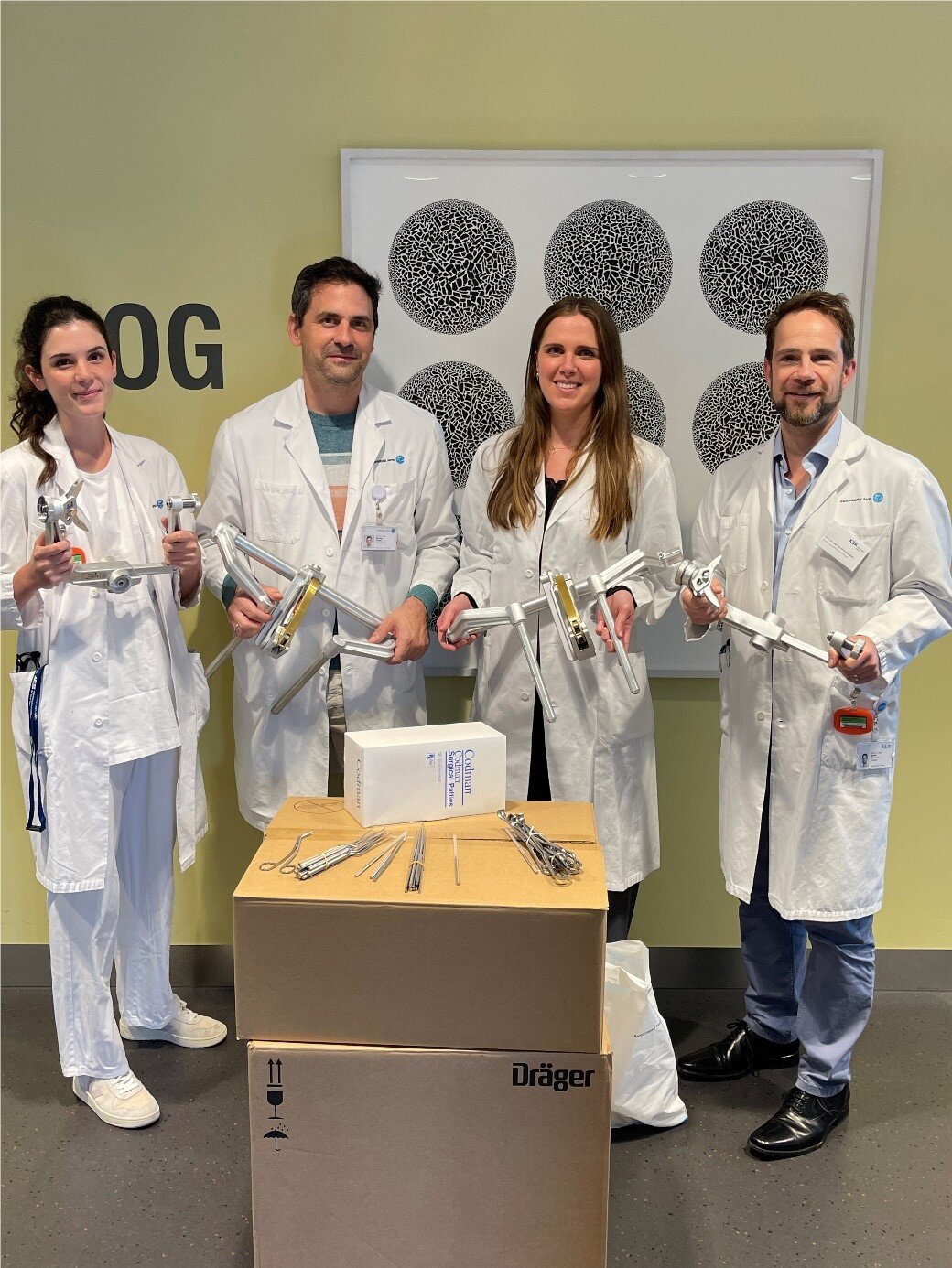 Abbildung 2: Das Team der Neurochirurgie (von links: Dr. Patricia Trost, PD Dr. Markus Bruder, Clara Pleus, Prof. Gerrit Schubert) mit einer Lieferung nach Malawi. Abbildung 2: Das Team der Neurochirurgie (von links: Dr. Patricia Trost, PD Dr. Markus Bruder, Clara Pleus, Prof. Gerrit Schubert) mit einer Lieferung nach Malawi.