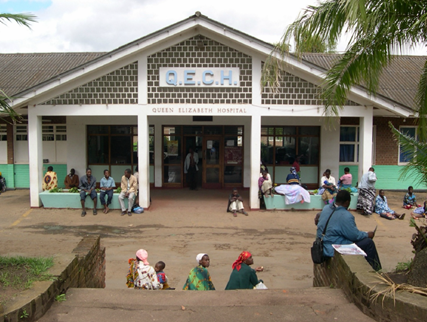 Abbildung 4: Queen Elizabeth Central Hospital mit Wartebereich im Vordergrund Abbildung 4: Queen Elizabeth Central Hospital mit Wartebereich im Vordergrund