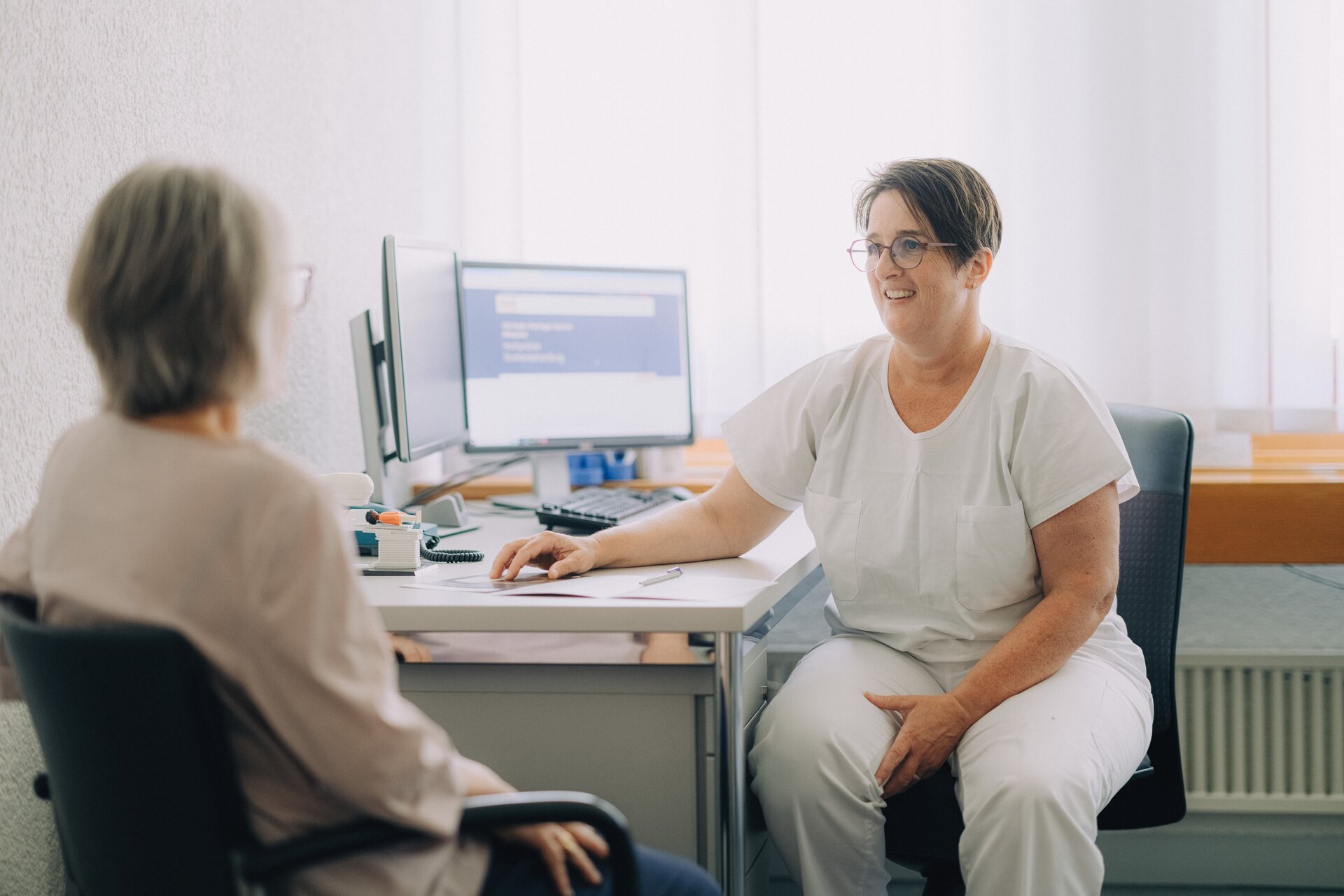 Monika Widmer berät eine Patientin während der Pflegesprechstunde zur Strahlentherapie. Monika Widmer berät eine Patientin während der Pflegesprechstunde zur Strahlentherapie.