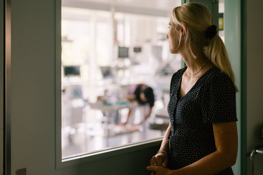 Ein stiller Augenblick der Fürsorge.