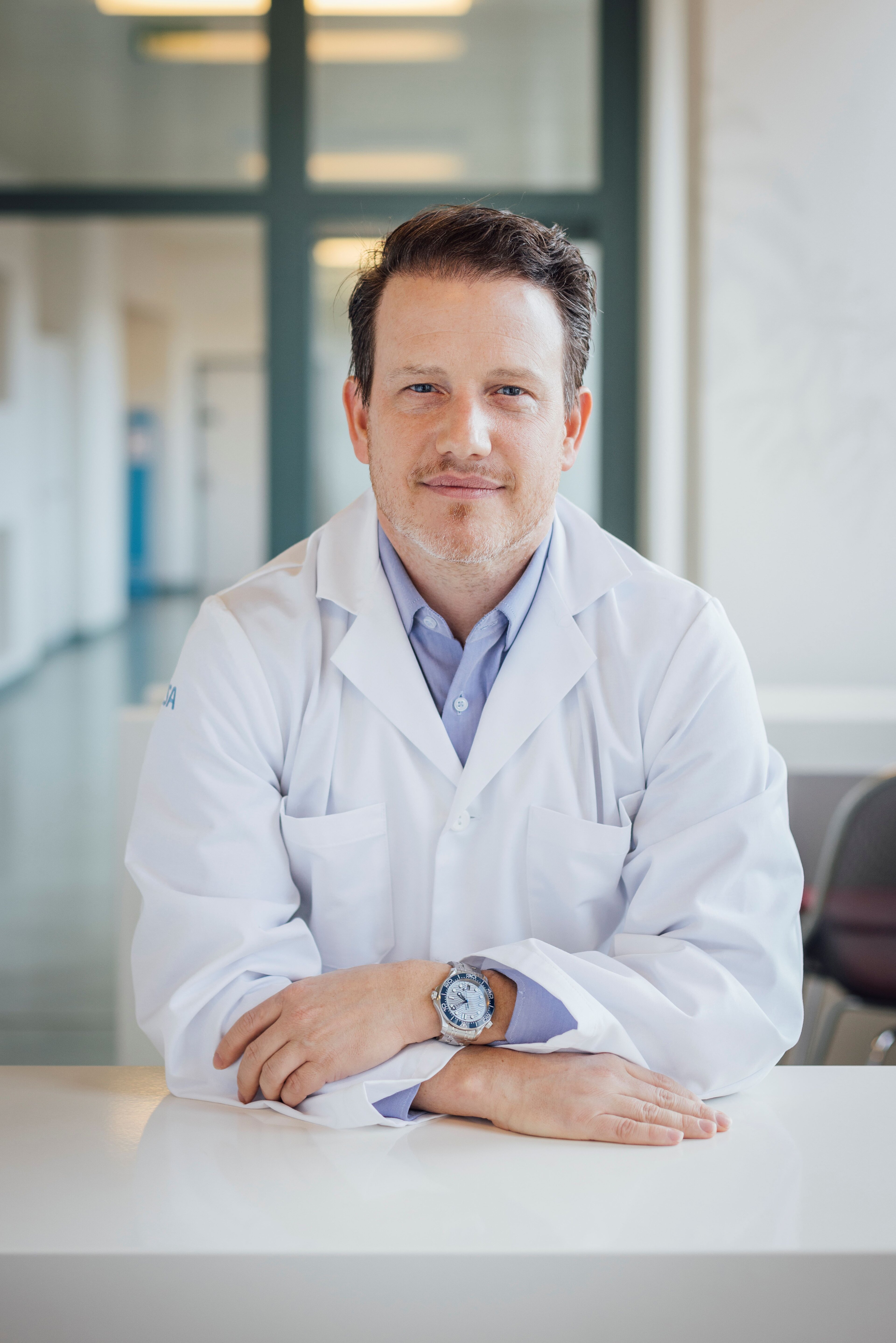 PD Dr. med. Riccardo Schweizer bringt mikrochirurgische Verfahren in die Behandlung von Lymphödemen ein.